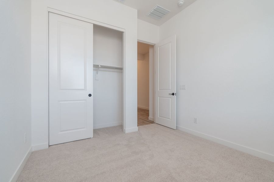 Spacious, unfurnished interior of a new home in Terraza, San Tan Valley (Image 11).