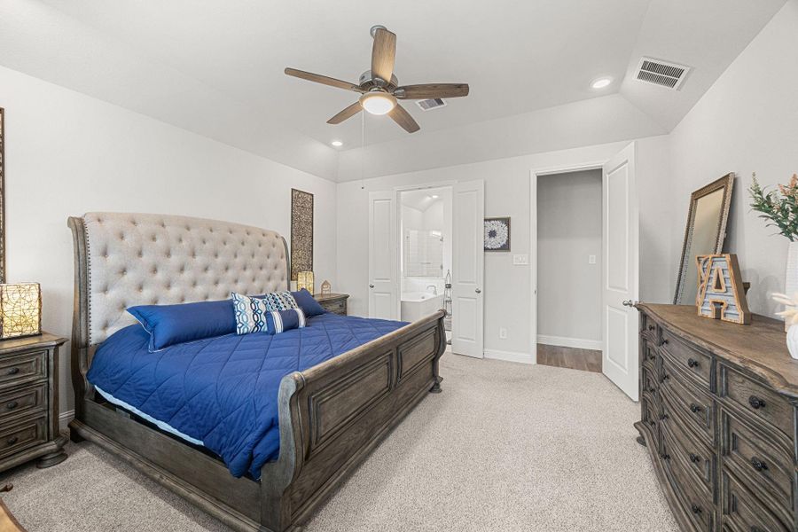 Furnished interior view inside a new home in , Tomball (Image 8).