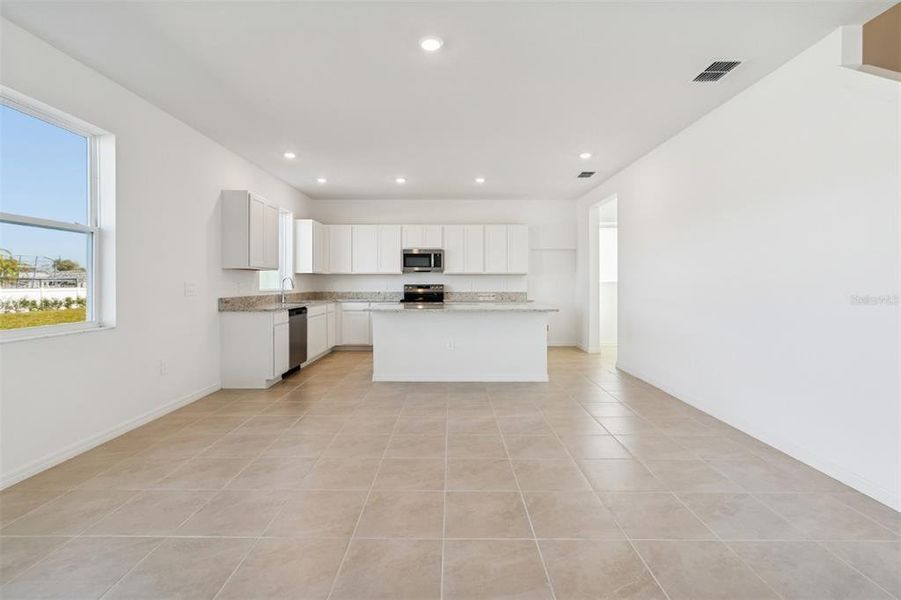 Spacious, unfurnished interior of a new home in Southpointe, Palmetto (Image 20).