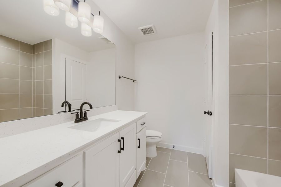 1636 Corrnwall - Full Bathroom