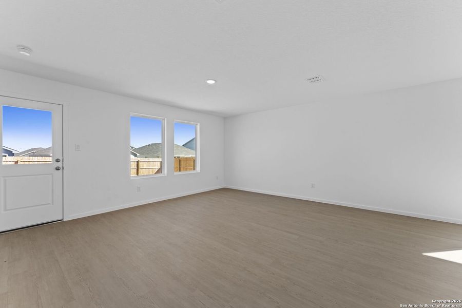 Spacious, unfurnished interior of a new home in Friendship Oaks, Fredericksburg (Image 11).