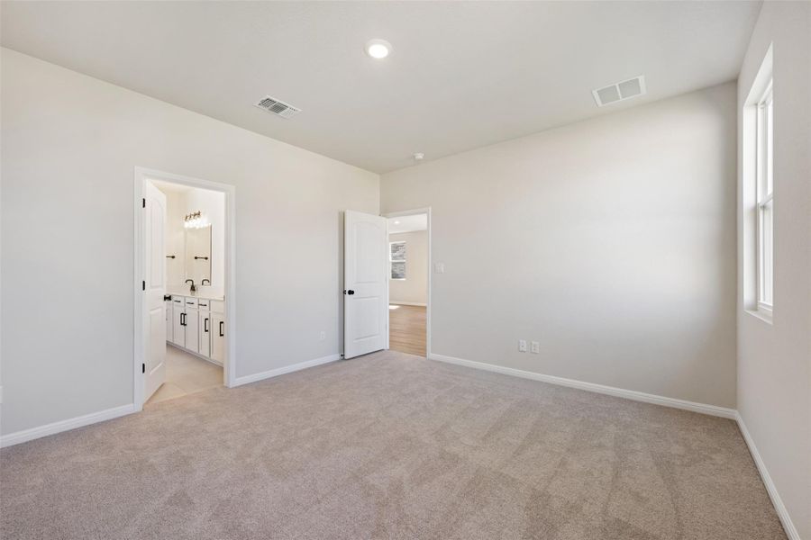 Spacious, unfurnished interior of a new home in Berry Creek Highlands, Georgetown (Image 16).