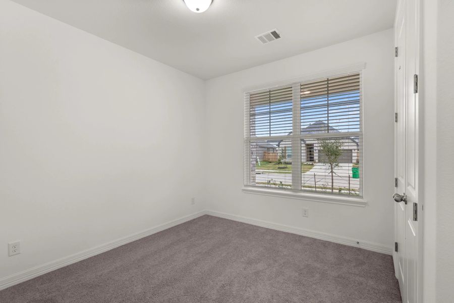Spacious, unfurnished interior of a new home in Sunterra Lakes, Brookshire (Image 13).