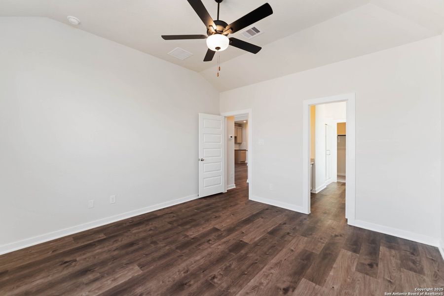 Spacious, unfurnished interior of a new home in Timber Creek, San Antonio (Image 17).