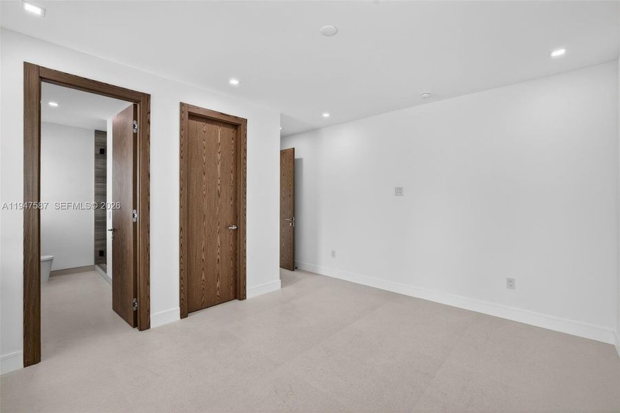 Spacious, unfurnished interior of a new home in , Fort Lauderdale (Image 75).