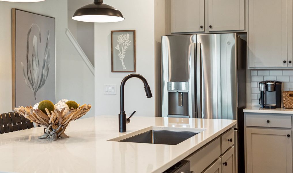 Kitchen with matte black hardware & fixtures