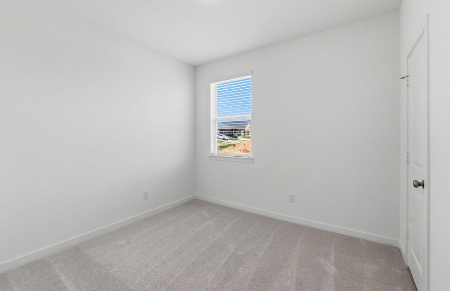 Spacious, unfurnished interior of a new home in Sunfield, Buda (Image 17).