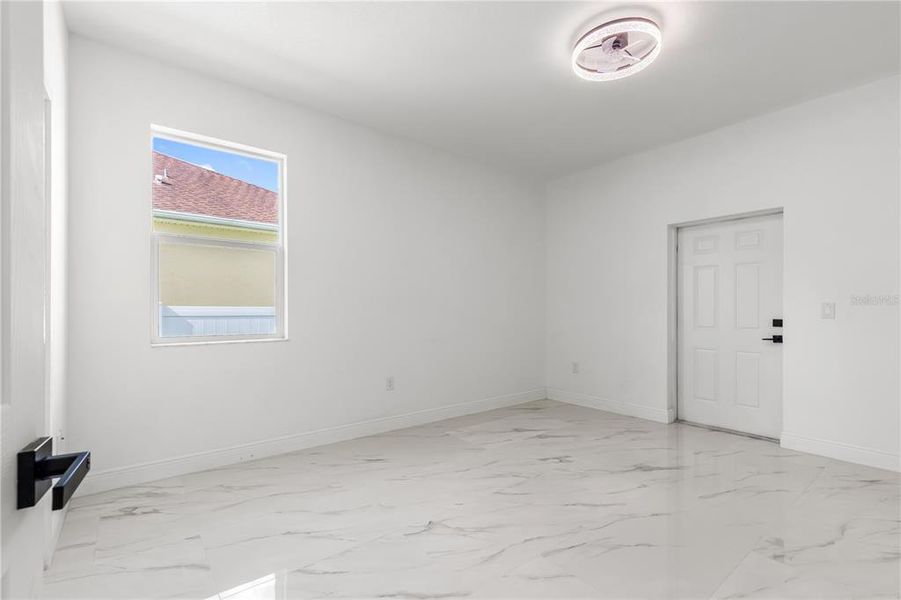 Spacious, unfurnished interior of a new home in , Tampa (Image 23).