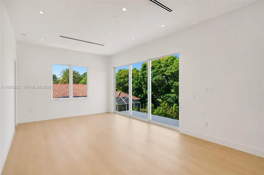 Spacious, unfurnished interior of a new home in , Pinecrest (Image 12).