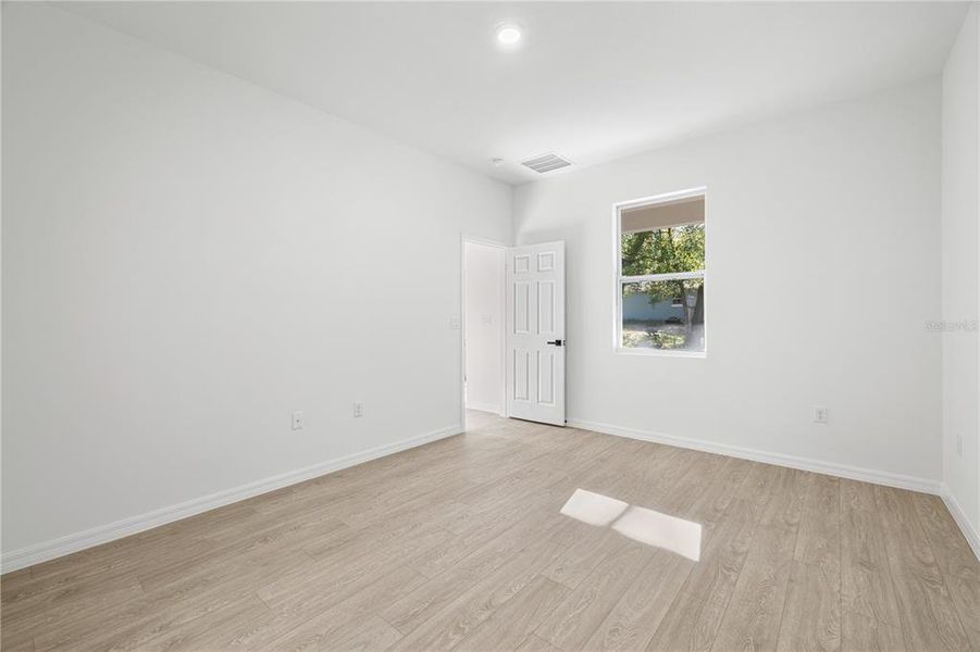 Spacious, unfurnished interior of a new home in , Citrus Springs (Image 32).