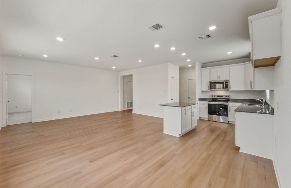 Spacious, unfurnished interior of a new home in County View, Temple (Image 30).