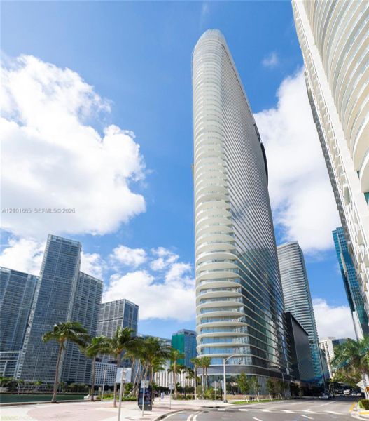 Condo located in Miami, FL showcasing its design and architecture (Image 4).