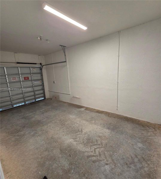 Spacious, unfurnished interior of a new home in , Coral Springs (Image 9).