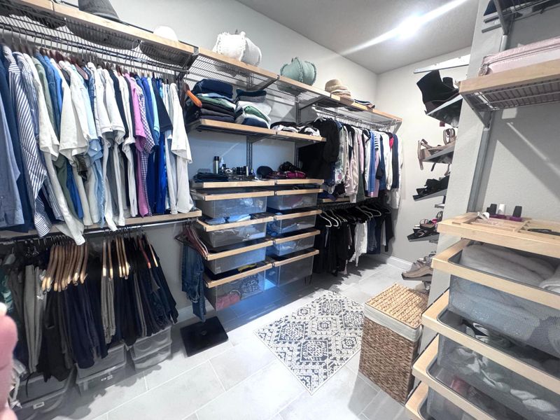 MASTER WALKING CLOSET