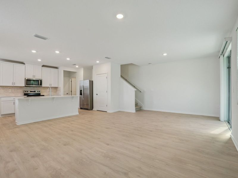 Spacious, unfurnished interior of a new home in Bradford Park, Ormond Beach (Image 10).