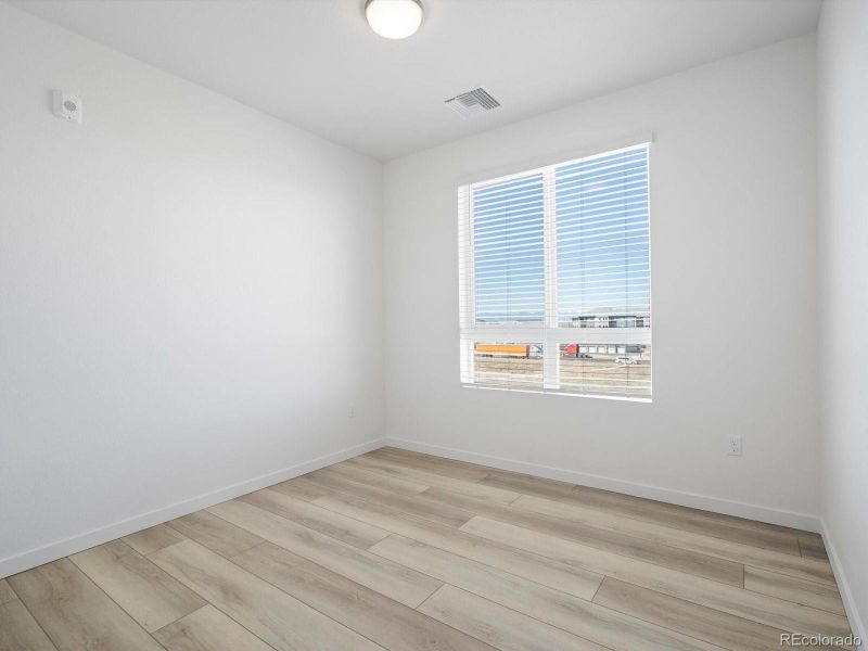 Spacious, unfurnished interior of a new home in Gateway Commons, Denver (Image 31).