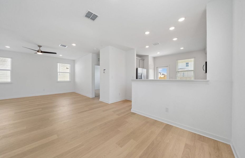 Spacious, unfurnished interior of a new home in Sunfield, Buda (Image 34).