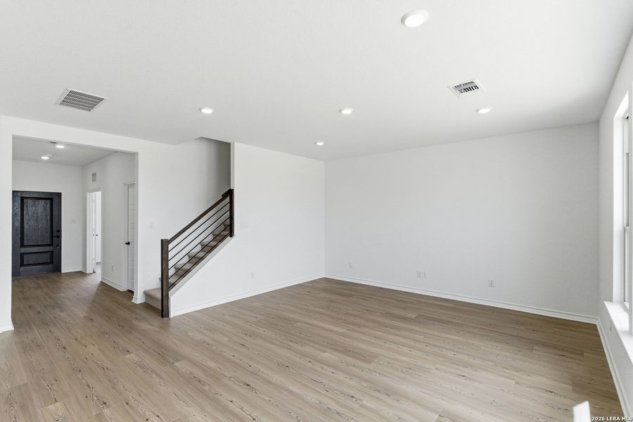 Spacious, unfurnished interior of a new home in Nopal Valley, San Antonio (Image 23).