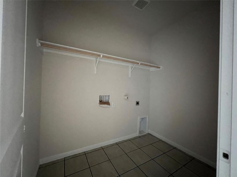 Spacious, unfurnished interior of a new home in Rolling Glen, Hutto (Image 6).