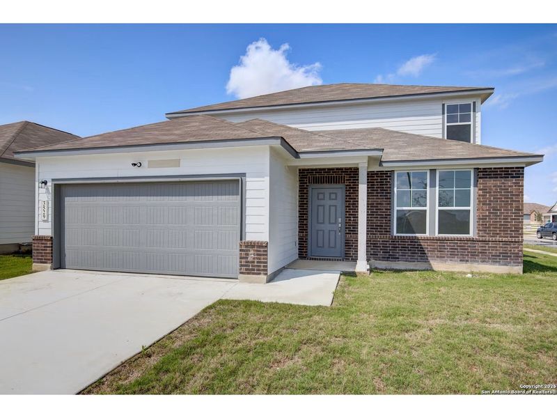 Exterior details and patio area of a home in Hannah Heights, Seguin (Image 2).