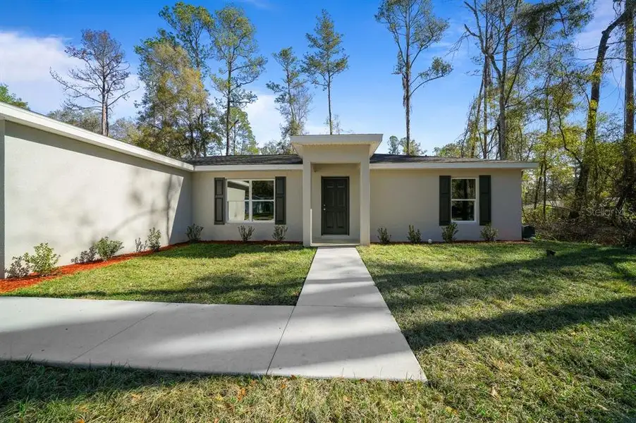 Exterior details and patio area of a home in , Citrus Springs (Image 3).