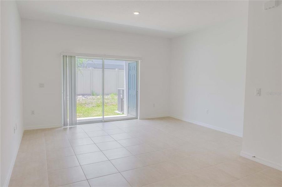 Spacious, unfurnished interior of a new home in , Sarasota (Image 11).