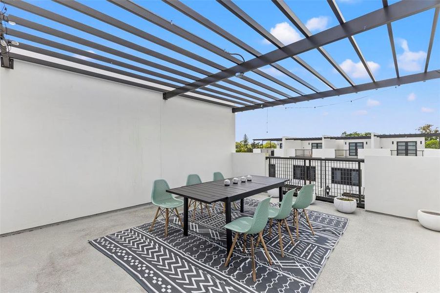 Exterior details and patio area of a home in , Pinellas Park (Image 20).