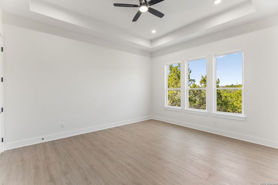 Spacious, unfurnished interior of a new home in , Canyon Lake (Image 28).