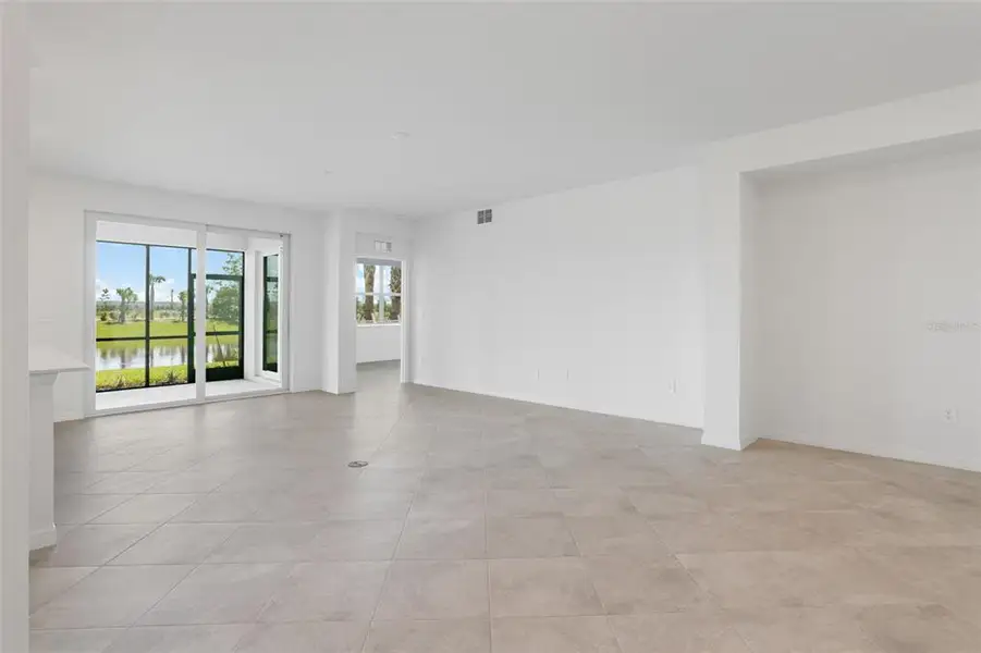 Spacious, unfurnished interior of a new home in Calusa Country Club, Lakewood Ranch (Image 31).