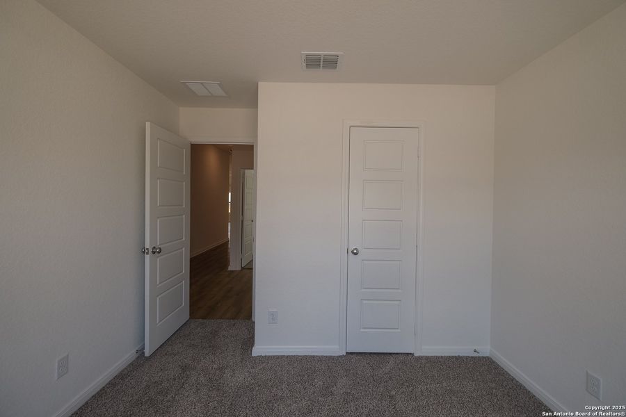 Spacious, unfurnished interior of a new home in Blue Ridge Ranch, San Antonio (Image 25).