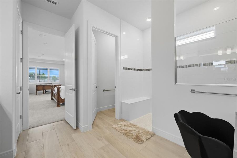 Furnished interior view inside a new home in , Orlando (Image 39).