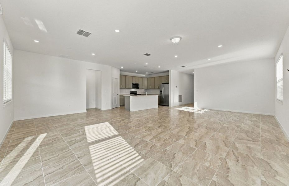 Spacious, unfurnished interior of a new home in Evergreen, Thonotosassa (Image 15).