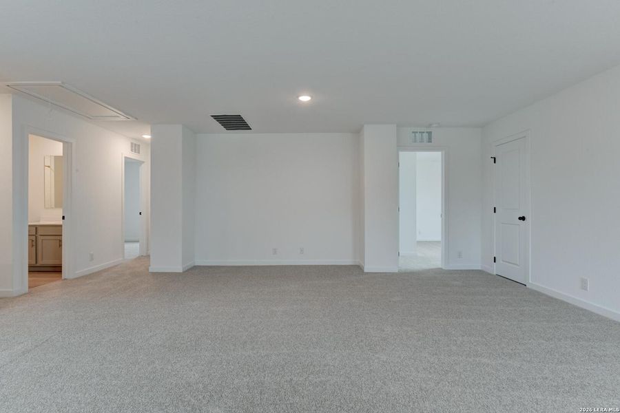Spacious, unfurnished interior of a new home in Saddlebrook Ranch, Schertz (Image 23).