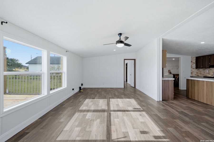 Spacious, unfurnished interior of a new home in , Atascosa (Image 30).
