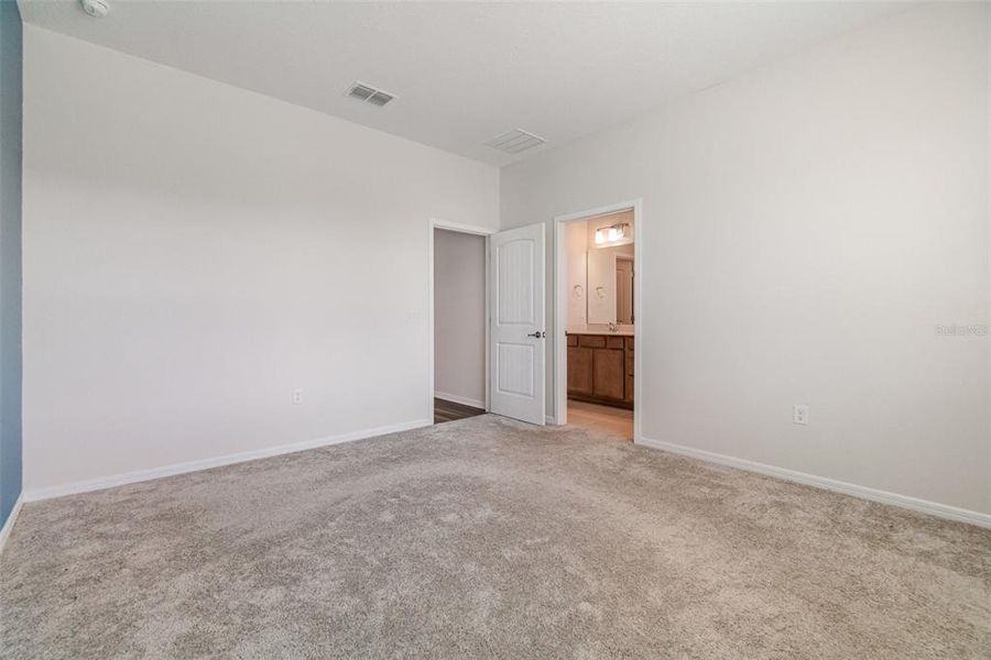 Spacious, unfurnished interior of a new home in , Clermont (Image 22).