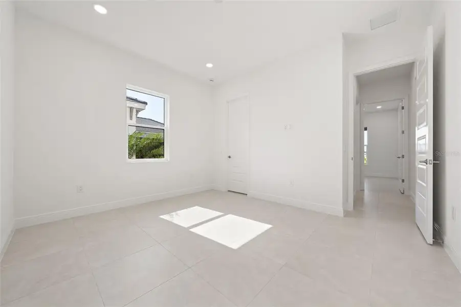Spacious, unfurnished interior of a new home in , Sarasota (Image 40).