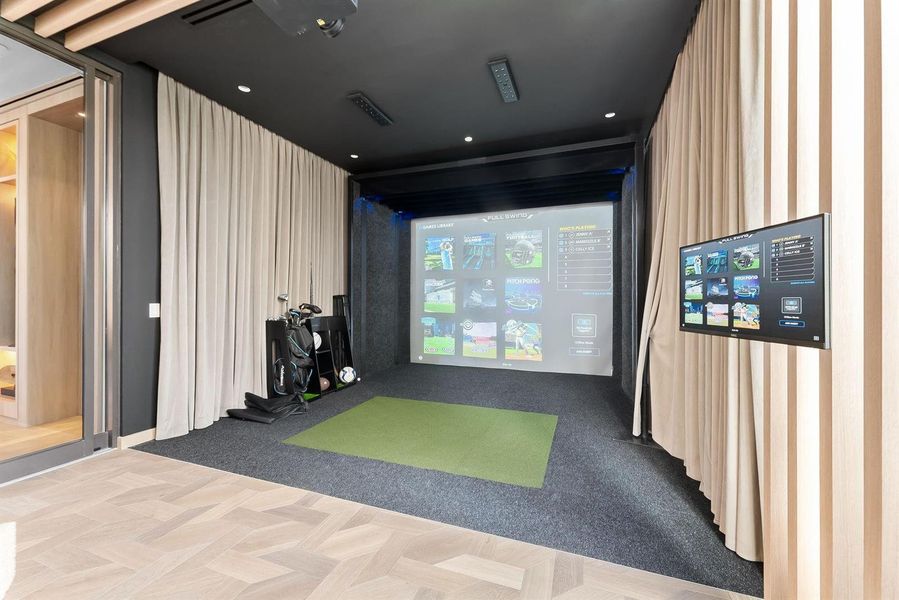 Golf simulator Golf simulator