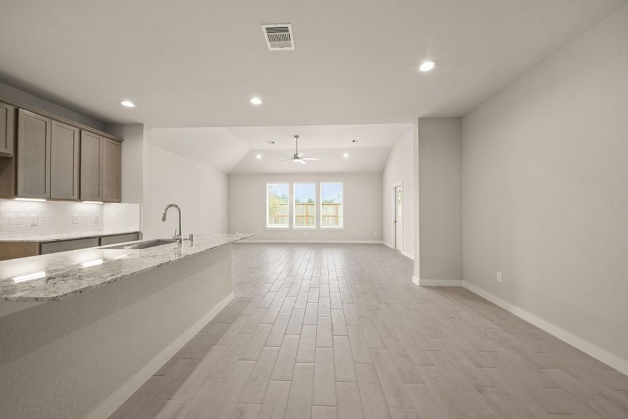 Spacious, unfurnished interior of a new home in Barton Creek Ranch, Conroe (Image 22). Spacious, unfurnished interior of a new home in Barton Creek Ranch, Conroe (Image 22).