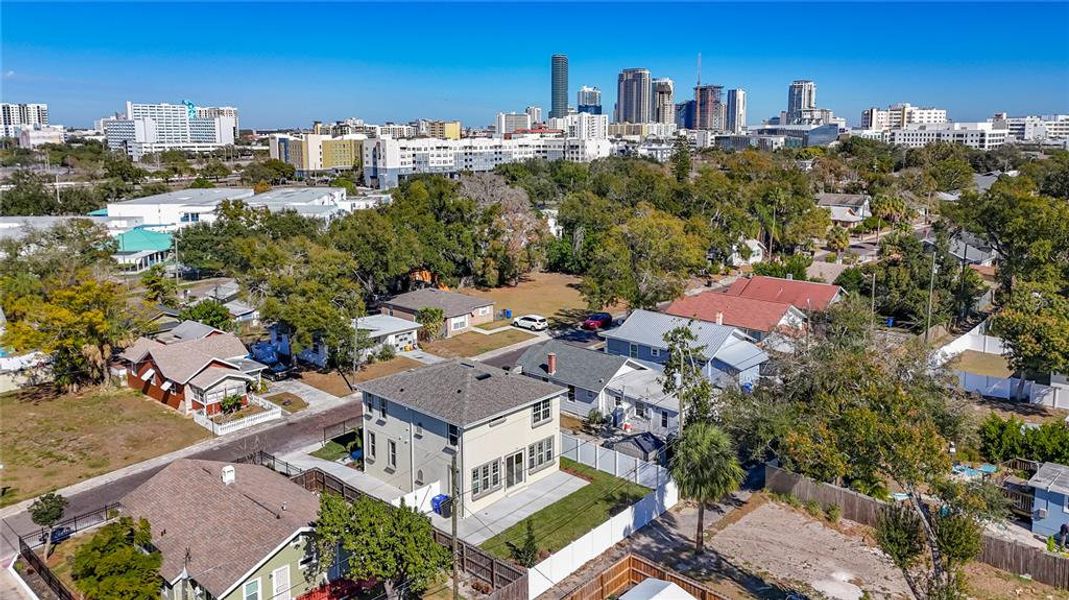 Exterior details and patio area of a home in , St. Petersburg (Image 29).