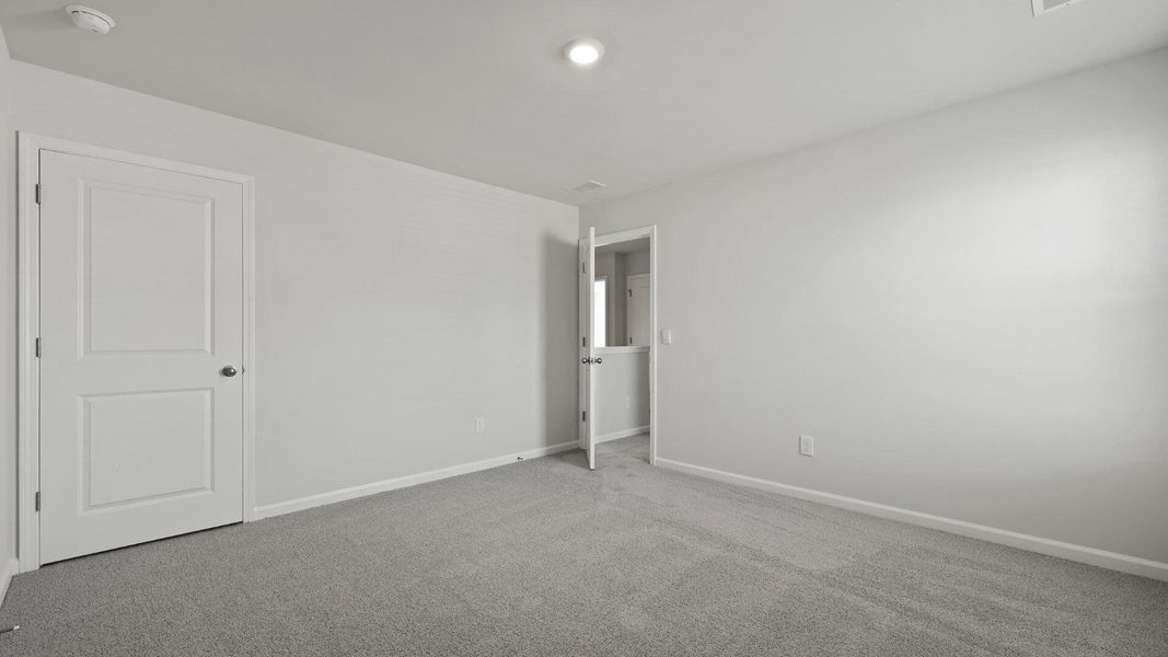 Spacious, unfurnished interior of a new home in Settlement at Salamander, North Charleston (Image 10).