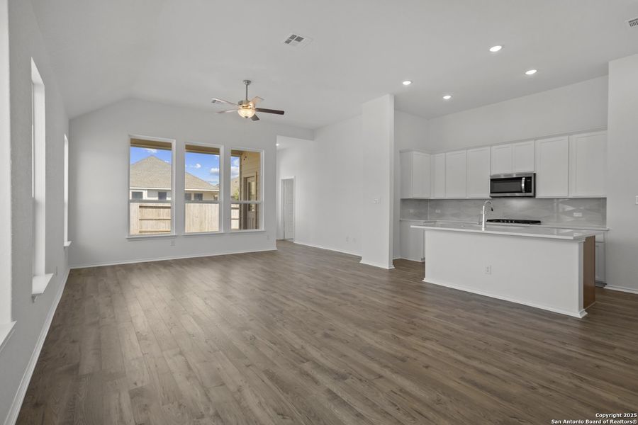 Spacious, unfurnished interior of a new home in Stillwater Ranch 45', San Antonio (Image 20).