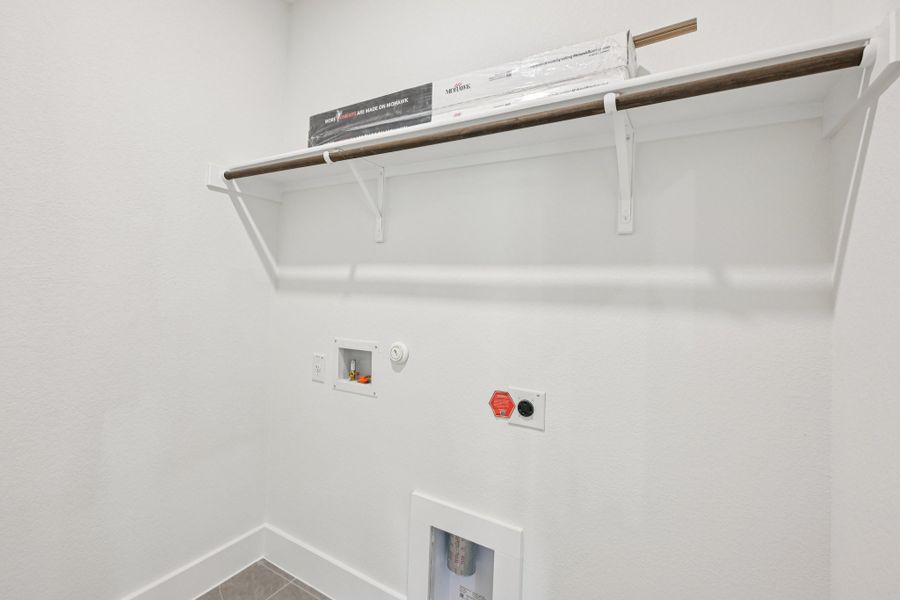 Spacious, unfurnished interior of a new home in Persimmon, Buda (Image 24).