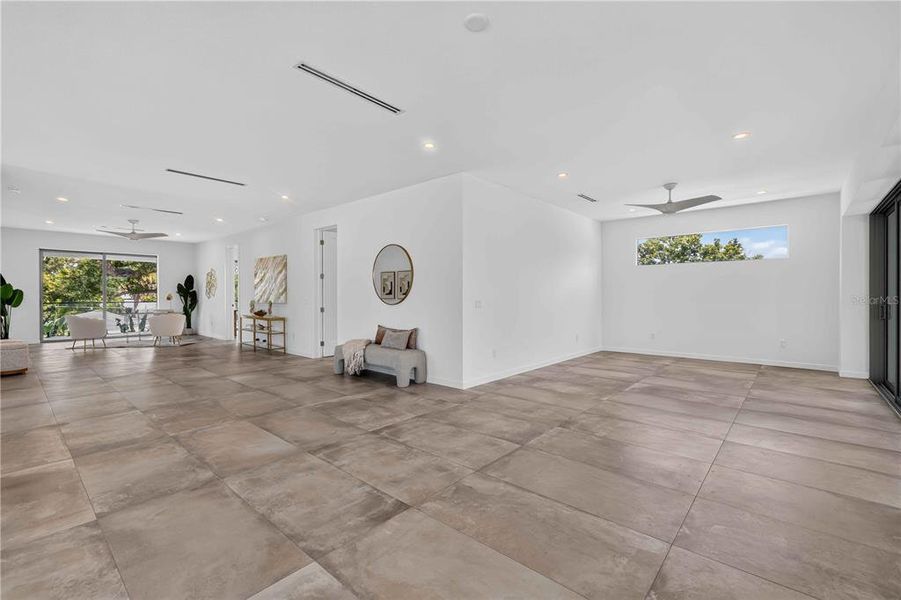 Spacious, unfurnished interior of a new home in , Sarasota (Image 23).