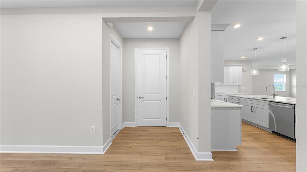 Spacious, unfurnished interior of a new home in Cresswind at Lake Harris, Tavares (Image 39).