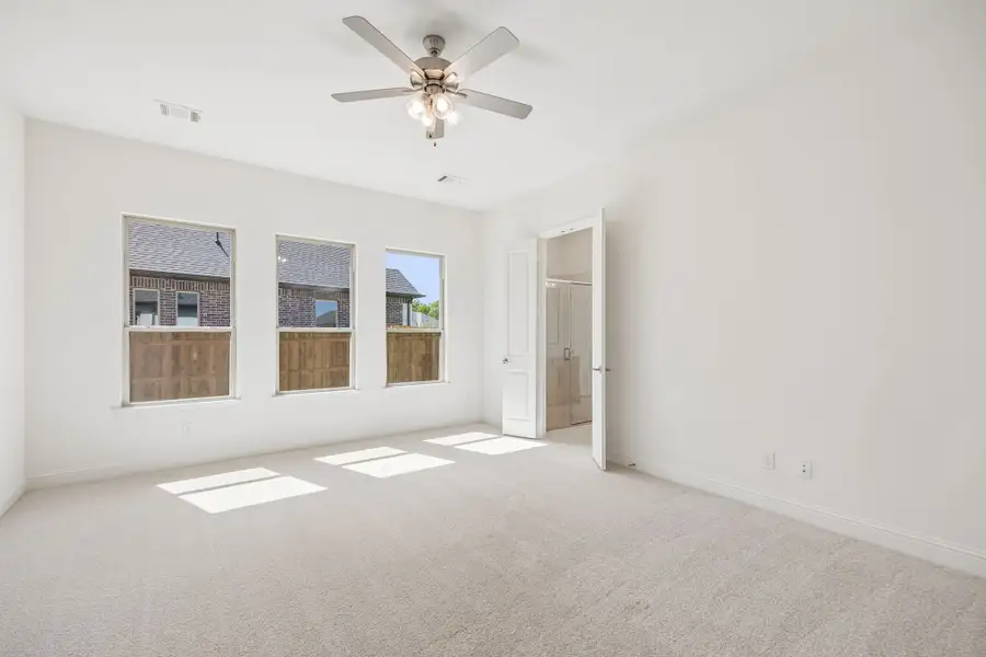 Spacious, unfurnished interior of a new home in Sheppard's Place, Waxahachie (Image 25).