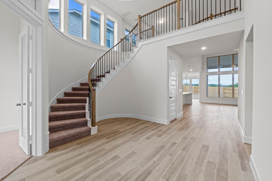 Spacious, unfurnished interior of a new home in Nolina, Georgetown (Image 25).