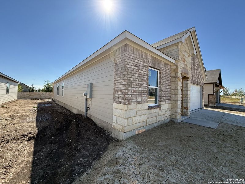 Exterior details and patio area of a home in Enclave at Hennersby Hollow 50's, San Antonio (Image 1).