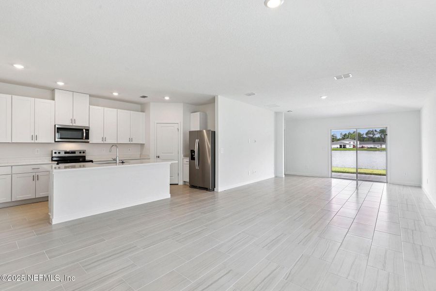 Spacious, unfurnished interior of a new home in Azalea Creek, Jacksonville (Image 33).