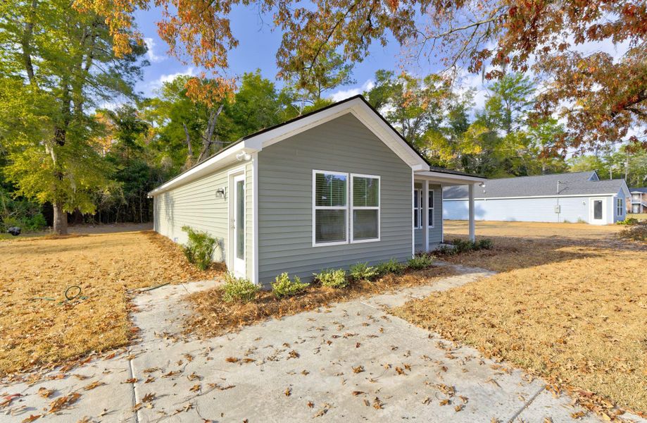 Exterior details and patio area of a home in , Walterboro (Image 27).