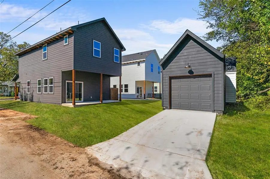 Exterior details and patio area of a home in , Cleburne (Image 3).